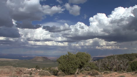 Vista-De-Arizona-Con-Sartenes-De-Nubes