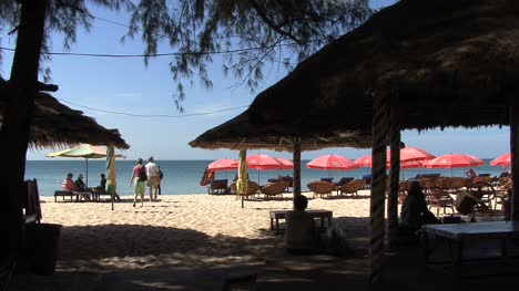 Kambodscha-Ein-Strand-Mit-Sonnenschirmen
