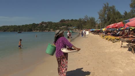 Kambodscha-Strandtouristen-Und-Einheimische