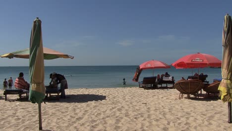 Playa-Camboyana-Con-Sombrillas