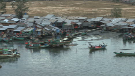 Kambodschanische-Fischer-Und-Boote