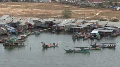 Pueblo-De-Pescadores-De-Camboya-Con-Barcos