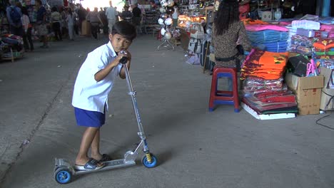 Kambodscha-Marktjunge-Auf-Roller