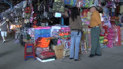 Kambodscha-Markt-Mit-Touristen