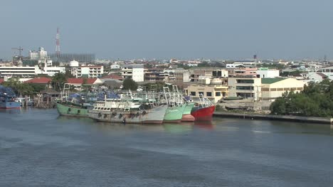 Barcos-De-Pesca-Por-El-Río-Chao-Phraya