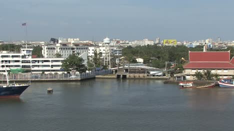 Urban-development-on-the-Chao-Phraya-River