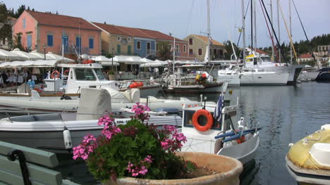 Griechenland-Segelboote-Und-Blumen-Fiscardo-Auf-Kefalonia