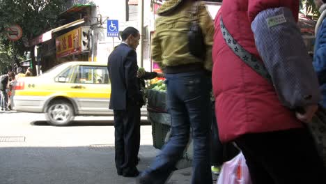 Hombre-De-Guangzhou-Comprando-Fruta