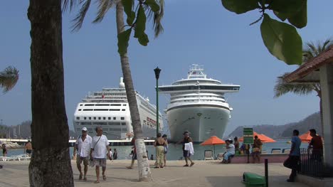 Huatulco-Mexico-cruise-ships