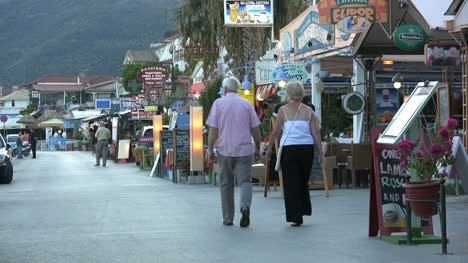 Lefkada-Nidri-couple-on-sidewalk