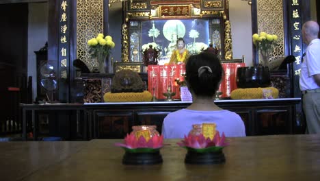 Malacca-temple-with-a-worshipper