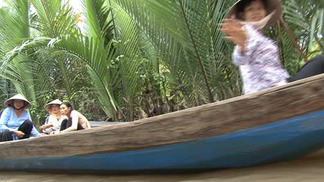 Kanus-Entlang-Eines-Mekong-Backwaters