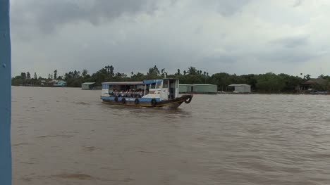 Barco-De-Excursión-En-El-Río-Mekong