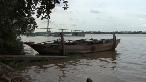 Barco-Amarrado-En-El-Río-Mekong
