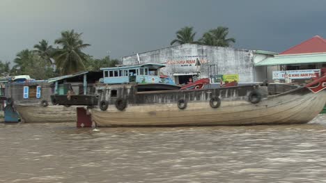 Mekong-settlement-with-boats