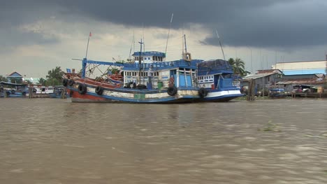 Escena-Del-Mekong-Con-Barcos-De-Colores