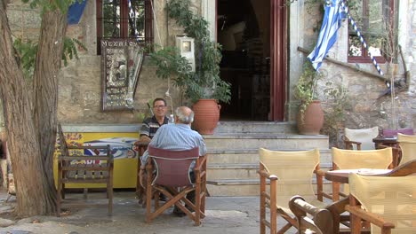 Hombres-Relajándose-En-Mesta-En-Chios