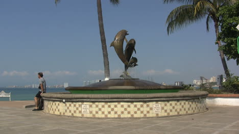 Estatua-De-Delfines-De-Puerto-Vallarta-Mexico