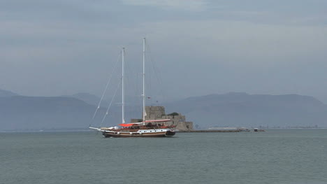 Nafplion-Burg-Und-Segelboot-Griechenland