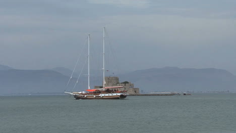 Castillo-De-Nauplia-Y-Velero-Grecia