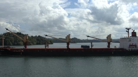 Panama-Kanal-Frachtschiff-Im-See-Gatun
