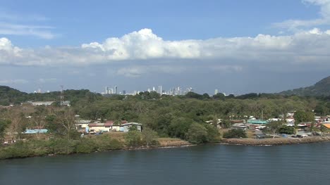 Panamakanal-Einfache-Wohnungen-Und-Ferne-Stadt