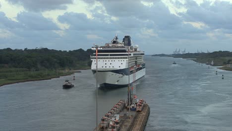 Crucero-Por-El-Canal-De-Panamá-Cerca-De-Las-Esclusas-De-Gatún
