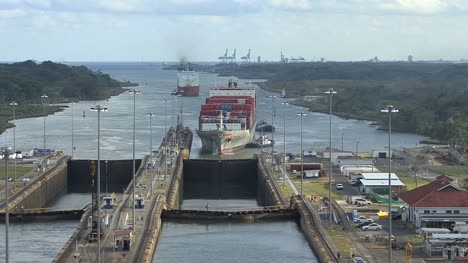 Barco-Del-Canal-De-Panamá-Acercándose-A-Las-Esclusas-De-Gatún