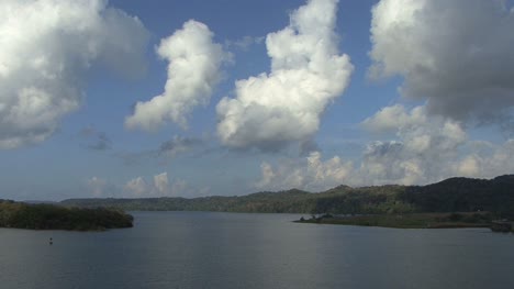 Nubes-Del-Canal-De-Panamá-Sobre-El-Lago-Gatun