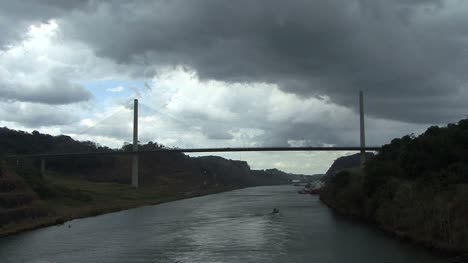 Panamakanal-Hundertjährige-Brücke-Unter-Dunklen-Wolken