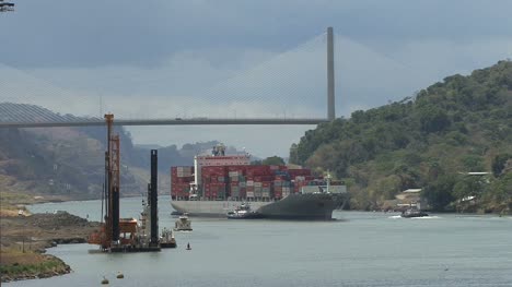 Panamakanalschiff-Unter-Hundertjähriger-Brücke