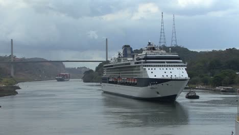 Panama-Canal-cruise-ship