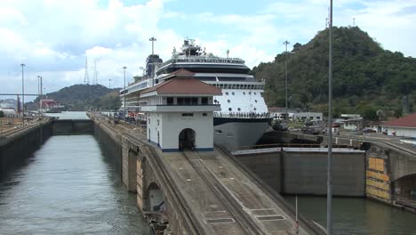 Panamakanalschiff-In-Schleusen