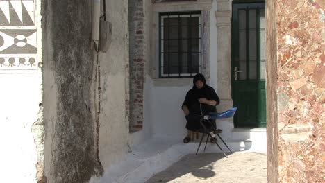 Mujer-Cosiendo-En-Prigi-Village-Chios