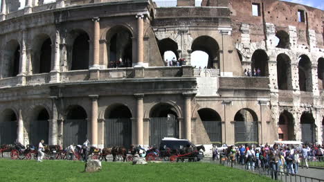 Rom-Touristen-Am-Kolosseum
