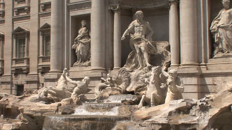 Rom-Skulpturen-Auf-Dem-Trevi-Brunnen
