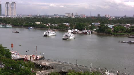 Ferries-crossing-the-Saigon-Río