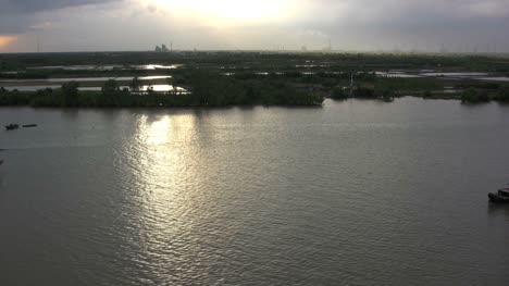 Schlepper-Und-Lastkahn-Saigon-Fluss