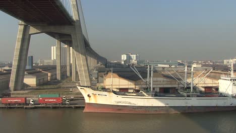 Unterseite-Einer-Chao-Phraya-Brücke
