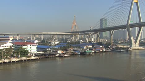 Brücke-Und-Entwicklung-Auf-Dem-Chao-Phraya