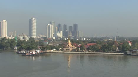 Wolkenkratzer-Und-Ein-Tempel-Entlang-Des-Chao-Phraya