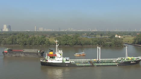 Schiff-Vor-Anker-Im-Fluss-Chao-Phraya