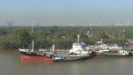 Schiffe,-Die-Am-Chao-Phraya-.-Angedockt-Sind