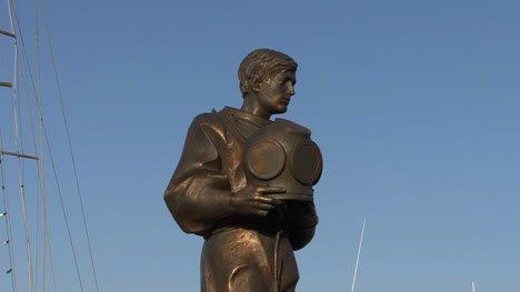 Tarpon-Springs-diver-statue