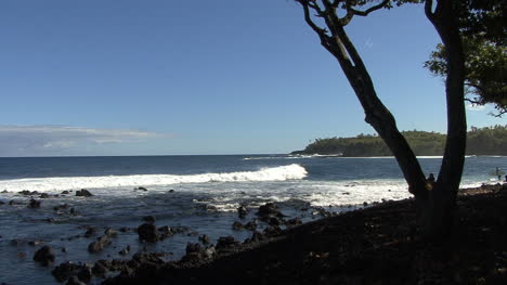 Hawaii-Ocean-waves-at-Puna