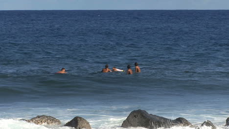Hawai-Rocas-Sobre-Olas-Con-Surfistas.
