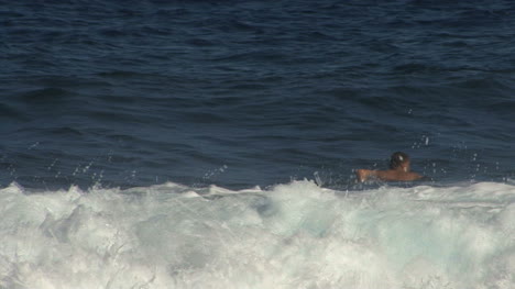 Hawaii-Ein-Surfer-Wartet-Auf-Wellen