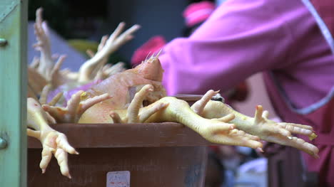 Ecuador-chicken-feet-in-market