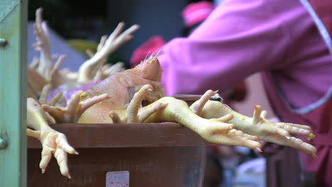 Patas-De-Pollo-De-Ecuador-En-El-Mercado