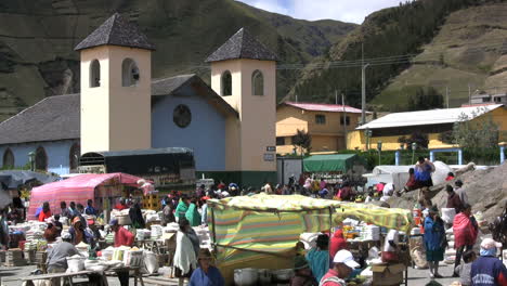 Ecuador-Markt-Und-Kirche